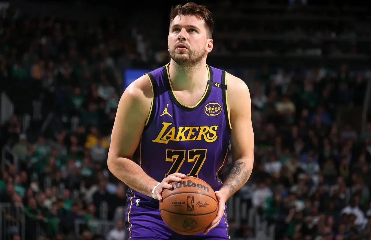 乐鱼体育-东契奇回归赛场，突破纪录首场状态亮眼，美国队观众沸腾！的简单介绍