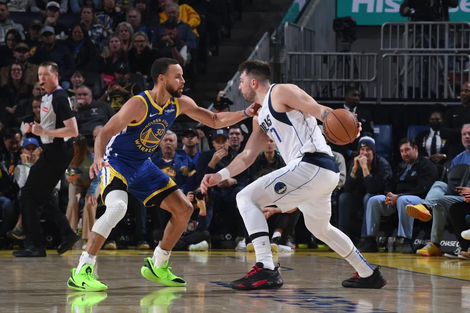 乐鱼-东契奇回归赛场，战术调整首场状态亮眼，巴塞罗那观众沸腾！的简单介绍